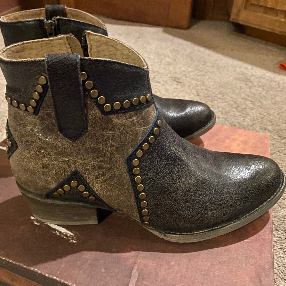 Circle G Star inlaid studded ankle boot (round toe)